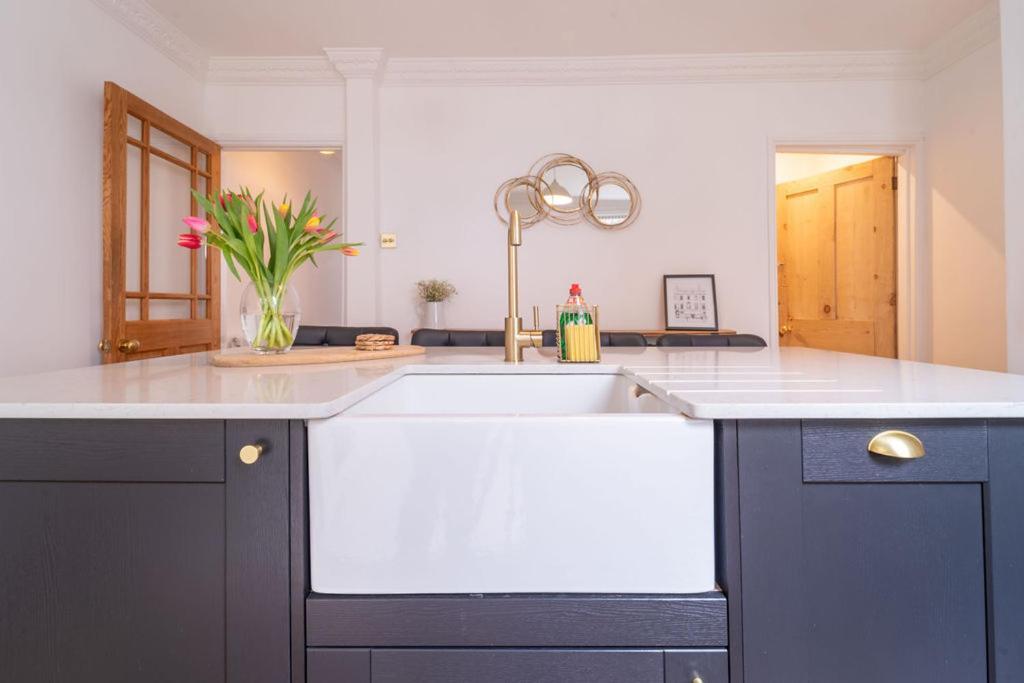 Elegant 3 Bedroom Home In The Centre Of Cheltenham Extérieur photo