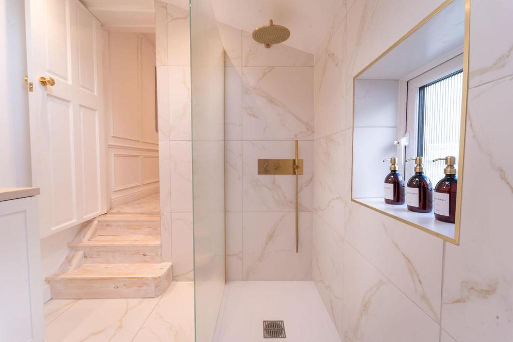Elegant 3 Bedroom Home In The Centre Of Cheltenham Extérieur photo