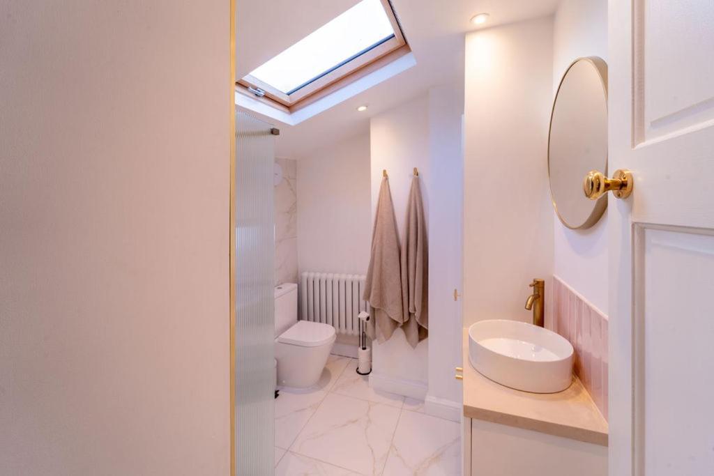 Elegant 3 Bedroom Home In The Centre Of Cheltenham Extérieur photo