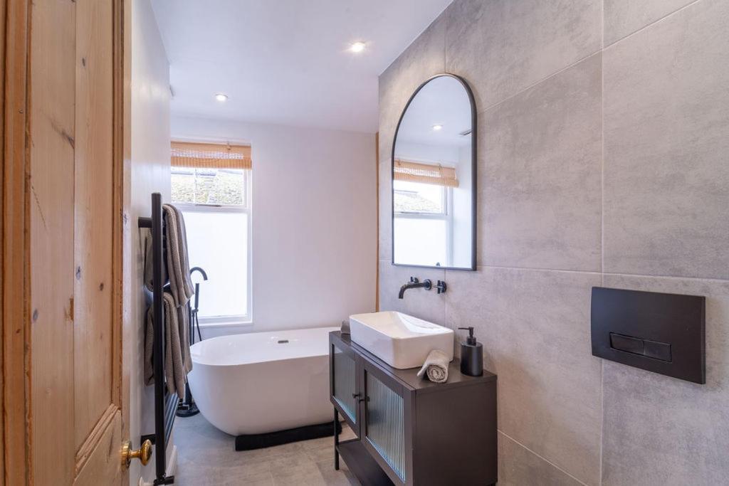 Elegant 3 Bedroom Home In The Centre Of Cheltenham Extérieur photo